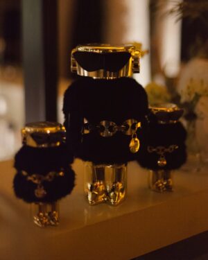Tonka Tomicic Instagram - Una noche con @rabanne y #FameByRabanne 🖤🪩 

#RabanneParfums
#BornToShine

Vestido y accesorios: @rabanne
