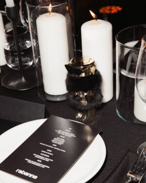 Tonka Tomicic Instagram - Una noche con @rabanne y #FameByRabanne 🖤🪩 

#RabanneParfums
#BornToShine

Vestido y accesorios: @rabanne