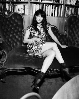 Tonka Tomicic Instagram - Una noche con @rabanne y #FameByRabanne 🖤🪩 

#RabanneParfums
#BornToShine

Vestido y accesorios: @rabanne