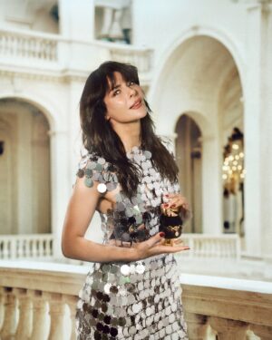 Tonka Tomicic Instagram - Una noche con @rabanne y #FameByRabanne 🖤🪩 

#RabanneParfums
#BornToShine

Vestido y accesorios: @rabanne