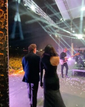 Tonka Tomicic Instagram - Segunda noche en Coyhaique, más de 20.000 personas en la @expopatagoniacl ❤️ lo pasamos espectacular con @exhuevo, gracias por el cariño! 🥰

Hair Stylist: @enriquelopezestudio 
Fotografías: @ozcar 
Publicista: @carlitosarratiaguerra 
Look: @sarikarodrik 
Accesorios: @cincocinco.cl