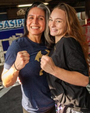 Tulsi Gabbard Instagram - Growing up, I’ve always looked upto my Aunties. The most strong and incredible women I know. So grateful for @tulsigabbard coming to spend some time with me in Bangkok. You inspire me to be better everyday, love you so much and thank you for being you 🤎🌺
