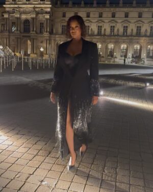 Tyra Banks Instagram - A TyTy Sneak Peek 📸 from my night at Le Grand Dîner du Louvre in Paris.

The Look that Shook:
🖤 Coat Dress: @monotofficial
💇🏽‍♀️ Hair: @stella.yato
💄 Makeup: @slaywithnessah

More to come… 😉✨