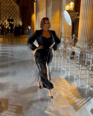 Tyra Banks Instagram - A TyTy Sneak Peek 📸 from my night at Le Grand Dîner du Louvre in Paris.

The Look that Shook:
🖤 Coat Dress: @monotofficial
💇🏽‍♀️ Hair: @stella.yato
💄 Makeup: @slaywithnessah

More to come… 😉✨