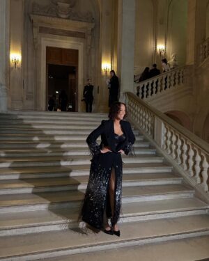 Tyra Banks Instagram - A TyTy Sneak Peek 📸 from my night at Le Grand Dîner du Louvre in Paris.

The Look that Shook:
🖤 Coat Dress: @monotofficial
💇🏽‍♀️ Hair: @stella.yato
💄 Makeup: @slaywithnessah

More to come… 😉✨