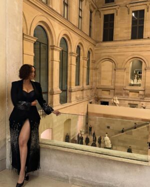 Tyra Banks Instagram - A TyTy Sneak Peek 📸 from my night at Le Grand Dîner du Louvre in Paris.

The Look that Shook:
🖤 Coat Dress: @monotofficial
💇🏽‍♀️ Hair: @stella.yato
💄 Makeup: @slaywithnessah

More to come… 😉✨