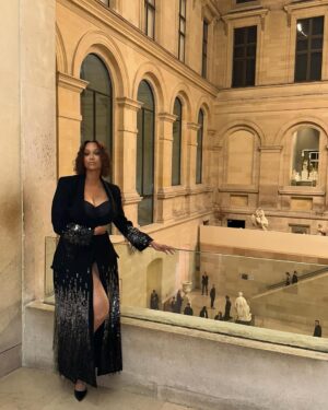 Tyra Banks Instagram - A TyTy Sneak Peek 📸 from my night at Le Grand Dîner du Louvre in Paris.

The Look that Shook:
🖤 Coat Dress: @monotofficial
💇🏽‍♀️ Hair: @stella.yato
💄 Makeup: @slaywithnessah

More to come… 😉✨