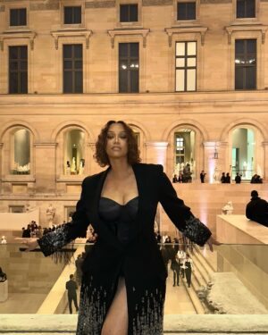 Tyra Banks Instagram - A TyTy Sneak Peek 📸 from my night at Le Grand Dîner du Louvre in Paris.

The Look that Shook:
🖤 Coat Dress: @monotofficial
💇🏽‍♀️ Hair: @stella.yato
💄 Makeup: @slaywithnessah

More to come… 😉✨