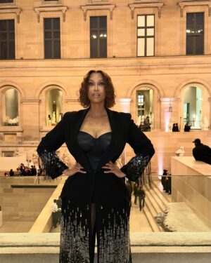 Tyra Banks Instagram - A TyTy Sneak Peek 📸 from my night at Le Grand Dîner du Louvre in Paris.

The Look that Shook:
🖤 Coat Dress: @monotofficial
💇🏽‍♀️ Hair: @stella.yato
💄 Makeup: @slaywithnessah

More to come… 😉✨