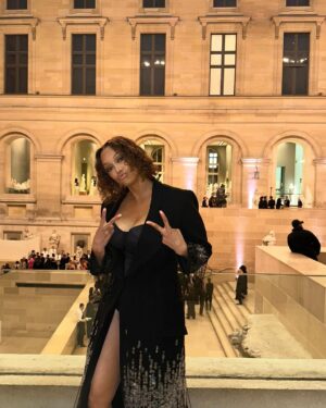 Tyra Banks Instagram - A TyTy Sneak Peek 📸 from my night at Le Grand Dîner du Louvre in Paris.

The Look that Shook:
🖤 Coat Dress: @monotofficial
💇🏽‍♀️ Hair: @stella.yato
💄 Makeup: @slaywithnessah

More to come… 😉✨