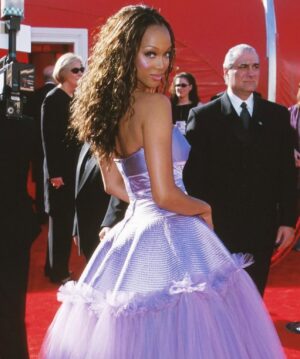 Tyra Banks Instagram - The year was 2000. 

Hi @verawanggang 

People had some OPINIONS about this dress back then. It kinda feels like @arianagrande would wear it in pink today. What do YOU think? 

Tell me below 👇🏽 

#oscars #academyawards #redcarpet