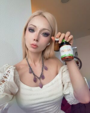 Valeria Lukyanova Instagram - Недавно нашла интересный редкий бад, тиамин и маточное молочко . 

А недавно купила отдельно нативное пчелиное маточное молочко высокого качества ! 
Эти продукты просто находка для омоложения и долголетия. 

Часть собранного пчелами цветочного нектара перерабатывается и выделяется специальными железами в виде молочка, которое служит основным кормом для пчелиной матки, которая живет в 100 раз дольше обычных пчел.
 В маточном молочке содержится множество полезных веществ: белки, жиры, углеводы, макро- и микроэлементы, липиды, минеральные вещества, гормоноподобные вещества, ферменты, витамины, жировые кислоты, 22 основные аминокислоты.

✨лечебные свойства маточного молочка: 

✨выраженное противомикробное с бактерицидным эффектом;
✨противовирусное;
✨противовоспалительное;
✨улучшающее работу сердца и сосудов;
🔥нормализующее артериальное давление;
💥сосудорасширяющее и спазмолитическое;
🔥стимулирующее кроветворную функцию;
💥снижающее уровень сахара в крови;
✨снижающее содержание холестерина в крови;
✨нормализующее липидный состав крови;
✨оптимизирующее вегето-сосудистую регуляцию;
💥стимулирующее функцию иммунной системы;
✨биостимулирующее гормональные и ферментативные функции;
✨нормализующее и активизирующее обменные процессы в тканях;
✨способствующее быстрейшему выздоровлению после перенесенных болезней и операций, ускоряющее регенерацию тканей;
💥стимулирующее и регулирующее функции эндокринных желез (в т.ч. и половых);
🌸улучшающее функцию органов пищеварения, почек, печени;
улучшающее зрение, память;
адаптогенное свойство, повышающее сопротивляемость стрессам и инфекциям;
способствующее восстановлению умственной и физической работоспособности;
снижающее вредные последствия радиоактивного облучения;
противоопухолевое;
укрепляющее пожилых и ослабленных людей.

🪽Как употреблять ? Под язык с утра горошину и рассасывать 15 мин. 

Про тиамин рассказала в телеграм подписывайтесь там много пользы о омоложении : 

 Имя : avataretalonrex #маточноемолочко #пчелиноематочноемолочко #пчелопродукция #эзотерическийкоуч #