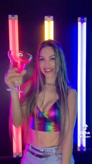 Vanessa Jeri Instagram - Hoy es viernes y mi cuerpo lo sabe 😉✌🏼salud!🥂
.
.
.
Que planes tienen ???
