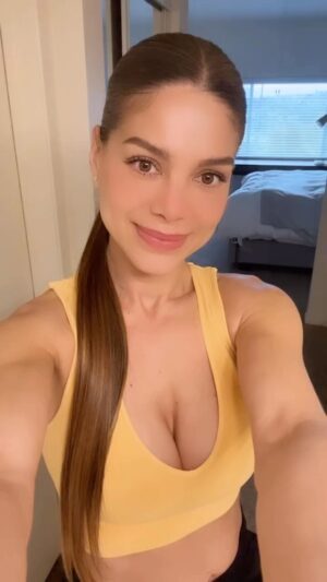 Vanessa Jeri Instagram - La amo por que era una mujer sabia.
La amo por que me enseño a ser independiente desde chica.
La amo por que no era celosa, sino respetuosa. 
La amo por que fue siempre generosa y no mezquina.
La amo por que me enseño lo mejor de sus experiencias. 
La amo por que era amorosa y no resentida. 
La amo por que me enseño a ser fuerte y valiente. 
La amo por que Ella fue mi mejor ejemplo de empatía y sencillez.
TE AMO MAMÁ ♥️ Feliz Cumpleños!!! 🎂🥳🎊 te mando el beso más dulce y tierno hasta el cielo MUA 💫