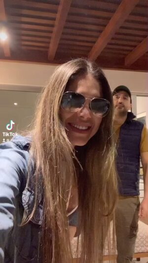 Vanessa Jeri Instagram - JAJAJA con mi partner de locuras Cesitar criter ➡️ @cesarritterburga vean el final 😂😂😂 

#
