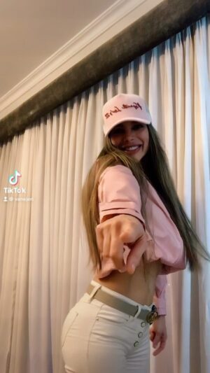 Vanessa Jeri Instagram - No necesitas ser profesional para divertirte si quieres cantar,canta….si quieres bailar,baila…..no te reprimas por el que dirán, imagínate 🙄, simplemente hazlo y disfruta 
Tu baile solo debe gustarte a ti y es más que suficiente 😉
.
Como están pasando su sábado mi gente ???? Los Leo 😎
.
@kl22.peru 🧢 #bloquedehielo #fy #fyp #fypシ #foryou #challenge #actriz #parati