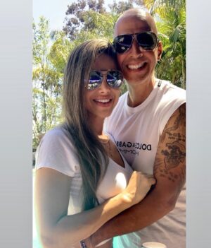 Vanessa Jeri Instagram - Eres un hombre fantástico lleno de virtudes y un excelente papá 
Por eso te admiramos, te adoramos y te amamos cada día más @raul1972gj 

Feliz Día del padre !!! Mi amor ♥️♥️

Al fin te convencí 📸😁
