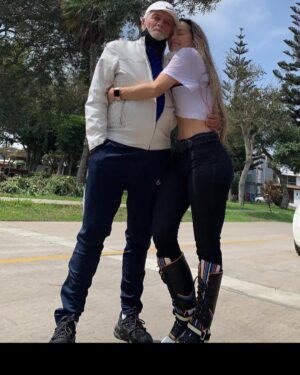 Vanessa Jeri Instagram - Feliz cumpleaños, papito !!! 🎂🥳🎉Aprovecho esta fecha para decirte cuánto te amo y lo gran padre que haz sido en todos estos años para mi, tengo tanto que agradecerte, me faltaría vidas para devolverte todo ese amor que tienes hacia
Nosotros 
Te quiero agradecer por haber hecho de mi una mujer educada,honesta y fuerte 💪🏼 
.
PD. Hoy  pasamos un día maravilloso en 🥰♥️🙌🏻