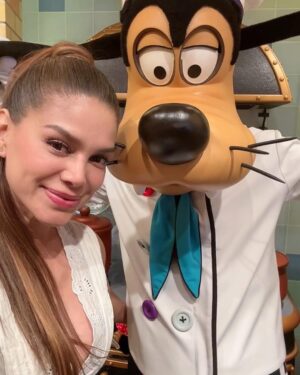 Vanessa Jeri Instagram - Mi genteee 😃✌🏼 quiero compartir con ustedes mi visita a uno de los Hoteles de @disneyland y fuimos a @goofyskitchenrestaurant para que mi hijita conociera algunos personajes de Disney,la verdad quedamos encantados y lo disfrutamos mucho 🎀🩷😃

Ya les estaré compartiendo algunos tips y mi percepción con respecto algunos parques temáticos 😉