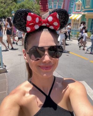 Vanessa Jeri Instagram - Disneyland CA📍Es un universo mágico, emocionante y de momentos inolvidables en familia ♥️🙌🏻🙏🏼😍🥰