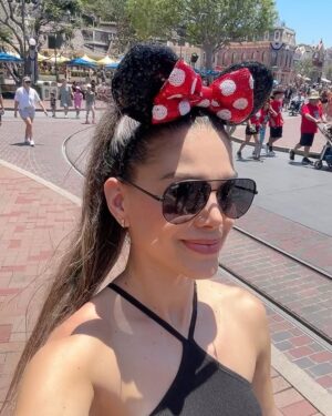 Vanessa Jeri Instagram - Disneyland CA📍Es un universo mágico, emocionante y de momentos inolvidables en familia ♥️🙌🏻🙏🏼😍🥰