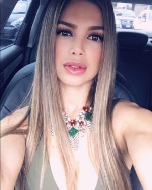 Vanessa Jeri Instagram - Eres más capaz de dar amor cuando tienes una vida que amas 💞

Estamos ready 🔴⚪️🔴 👏🏻😃✌🏼