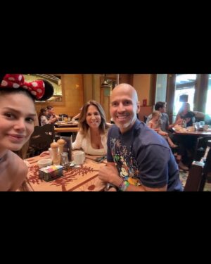 Vanessa Jeri Instagram - Disneyland CA📍Es un universo mágico, emocionante y de momentos inolvidables en familia ♥️🙌🏻🙏🏼😍🥰