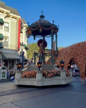 Vanessa Jeri Instagram - Disneyland CA📍Es un universo mágico, emocionante y de momentos inolvidables en familia ♥️🙌🏻🙏🏼😍🥰