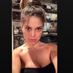 Vanessa Jeri Instagram - Poner límites no te hace una mala persona, es un acto de amor propio.
Rodéate solo de lo que te haga feliz 
Siempre Elige tu paz, antes que a las personas.

LQ 🤍
😘✌🏼