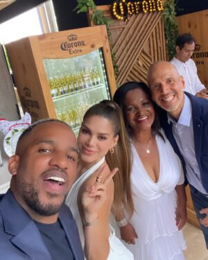 Vanessa Jeri Instagram - Muchos éxitos @jefferson_farfan_oficial @km40mall Está MUY bonito, BIEN ubicado y con marcas importantes , excelente !!!👌🏻 Siempre de la mano de la Sra.Charo
Que Dios los bendiga 🙏🏼👏🏻😃