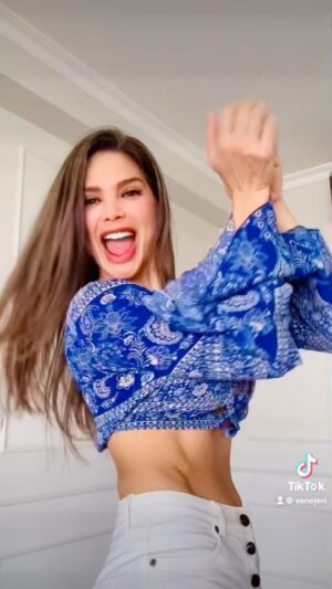 Vanessa Jeri Instagram - Todos los días motívate, sonríe y abrázate, nadie te amará más de lo que te amas a ti mismo 🧡🙅‍♀️

Aquí ando, bailando e improvisando también 😅

#elespejomediceguapa #guapa #actriz #diversion #f #fyp #fypシ #fy  #actrizperuana #foryou #mujer #poder #empoderada #parati