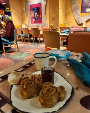 Vanessa Jeri Instagram - Mi genteee 😃✌🏼 quiero compartir con ustedes mi visita a uno de los Hoteles de @disneyland y fuimos a @goofyskitchenrestaurant para que mi hijita conociera algunos personajes de Disney,la verdad quedamos encantados y lo disfrutamos mucho 🎀🩷😃

Ya les estaré compartiendo algunos tips y mi percepción con respecto algunos parques temáticos 😉