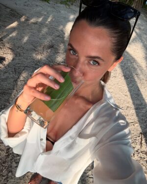 Vanessa Mai Instagram - Sorry sorry 🐒… #WMaldives

#WHotels #TheOriginalWavemaker | Anzeige