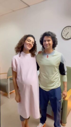 Vanessa Rubio Instagram - Time to have some fun with my FAKE BELLY with this beloved cast and crew of @cobrakaiseries no bellies were hurt in the making of this video 🩷