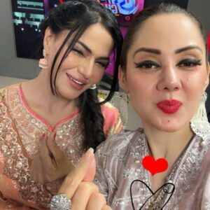 Veena Malik Instagram - A few people inspired me in life n I absolutely in awe of @gfarooqi … Beautiful strong resilient and Absolutely Respectable… Had heart to heart conversation it was an Eid before Eid with @gtvnewspk 
Dress 👗 by @sheeza.d.pk 
Thank You @fashionfactory.pakistan