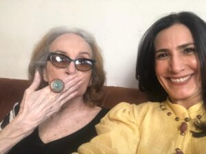 Virginia Cavendish Instagram - Ontem foi aniversário da minha parceira de cena, de vida e de risadas, @flavilac, e hoje é Dia do Beijo. Coincidência? Acho que não! É o universo celebrando o afeto em todas as formas.

Então resolvi juntar tudo: um carrossel inteiro de beijos e muitas histórias pra comemorar!

Feliz dia do beijo! E viva você, @flavilac! Te amo.