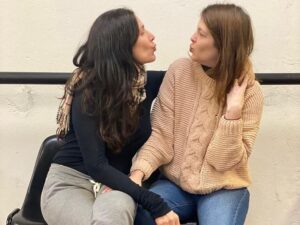 Virginia Cavendish Instagram - Ontem foi aniversário da minha parceira de cena, de vida e de risadas, @flavilac, e hoje é Dia do Beijo. Coincidência? Acho que não! É o universo celebrando o afeto em todas as formas.

Então resolvi juntar tudo: um carrossel inteiro de beijos e muitas histórias pra comemorar!

Feliz dia do beijo! E viva você, @flavilac! Te amo.