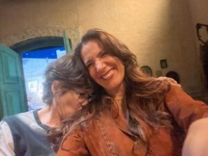 Virginia Cavendish Instagram - Ontem foi aniversário da minha parceira de cena, de vida e de risadas, @flavilac, e hoje é Dia do Beijo. Coincidência? Acho que não! É o universo celebrando o afeto em todas as formas.

Então resolvi juntar tudo: um carrossel inteiro de beijos e muitas histórias pra comemorar!

Feliz dia do beijo! E viva você, @flavilac! Te amo.