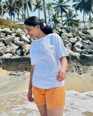 Vishnupriya Instagram - Neither near nor far, just at the right distance to ignore you and love me 🫶🏼

@mac_mugilan_ Creating and capturing beautiful moments for me 😘