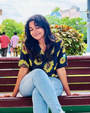 Vishnupriya Instagram - Rollercoaster of reactions 🌸🥰with @mac_mugilan_