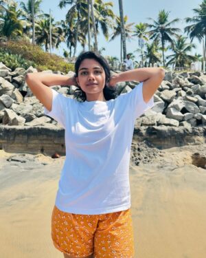 Vishnupriya Instagram - Neither near nor far, just at the right distance to ignore you and love me 🫶🏼

@mac_mugilan_ Creating and capturing beautiful moments for me 😘