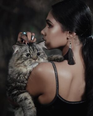 Vishnupriya Instagram - Fierce and fearless 🐈‍⬛ 

For @petcitypondy 
Man behind the captures @eslinjoyphotography @eslinjoy 
Makeover by @vinotha_makeupartist 
The pillars of support @razzttagram @missdreamfaactory