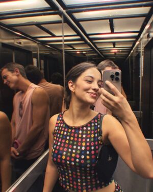 Vivianne Dietz Instagram - Cumplí años y fui muy feliz 💛🌻 graaaaaacias por tanto amor! ♾️ me voy acercando a los 30 💃🏽🥂
@jovivestuario siempre 🤍