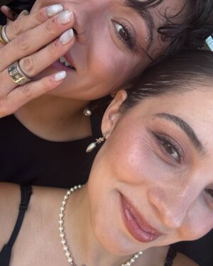 Vivianne Dietz Instagram - Ayer fue el Matrimonio de mi @carlitosarratiaguerra e @ignaciovicenciob y soy testigo desde el día 1, literal,  de un amor único y especial. Los quiero muchoooooo. Difícil superar la emoción. Felicidades mis queridos, por su amor y por la boda más perfecta💍🤍🤍🤍🤍🤍