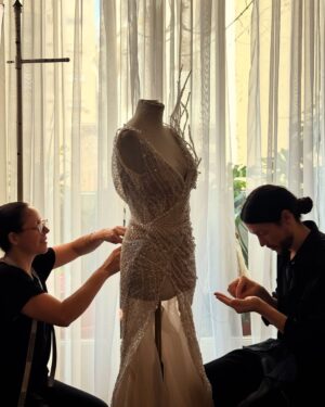 Vivianne Dietz Instagram - Especiales gracias infinitas @atelierpuchetapaz 
Un honor colaborar con ustedes.
Con más de 1.000 cristales aplicados a mano. Un sueño 🤎
@fabianpaz @puchetag @thomasgmatheson