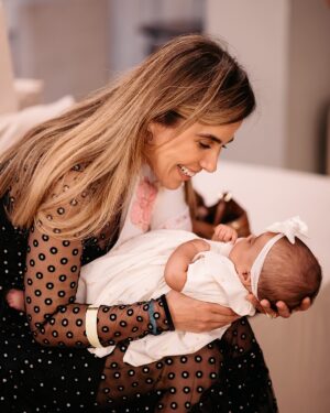 Wanessa Camargo Instagram - Entre um compromisso e outro, corri pra dar aquele abraço, curtir um pouquinho esse momento especial e me encher do amor mais puro que existe. Ontem foi o 3º mêsversário da Clara!

Minha princesa, você é luz, é força, é amor! Dirmã te ama infinitamente! ❤️

📸 @thailazarinifotografia