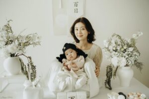 Woo Hye-rim Instagram - 시안이의 100일🤍🍼고맙고 사랑해🩷🌸

사진 by @graphiehan (저희 가족의 일상을 두번이나 분위기 있고 예쁘게 담아주셔서 감사합니다.)

돌상 by @hiona_day (시우의 200일 촬영에 이어 시안이의 백일까지 감사합니다. 소박하지만 화려한 상차림이예요.)

답례품 by @by.deum (시우때도 함께했던 곳. 이곳의 심플하고 담백한 느낌이 좋아요. 사장님 두분의 따듯함이 묻어나는 것 같아요.
PS: 남편이 시우때부터 하고 싶었던 백일 멘트 "내가 왕이 될 상인가?" 남편 소원 성취했어요ㅋㅋ)

시안 옷 by @joy_and_l (너무 예뻐서 선물로도 많이하는 조이앤엘 감사합니다)

전체적으로 깔끔하고 단백한 느낌으로 했어요. 생각해보니까 시우때도 그랬네요.. 여기서 엄마의 취향이 묻어나네요ㅎㅎ🤔😆 제 원피스는 시우 백일때도 입었던 거예요~~사이즈가 아직 맞는다고 지퍼가 올라갔다고 엄청 좋아했다는..하하하

#백일 #happy100days