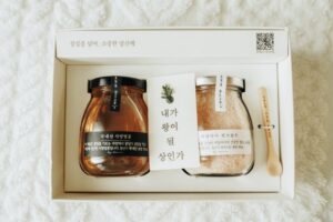 Woo Hye-rim Instagram - 시안이의 100일🤍🍼고맙고 사랑해🩷🌸

사진 by @graphiehan (저희 가족의 일상을 두번이나 분위기 있고 예쁘게 담아주셔서 감사합니다.)

돌상 by @hiona_day (시우의 200일 촬영에 이어 시안이의 백일까지 감사합니다. 소박하지만 화려한 상차림이예요.)

답례품 by @by.deum (시우때도 함께했던 곳. 이곳의 심플하고 담백한 느낌이 좋아요. 사장님 두분의 따듯함이 묻어나는 것 같아요.
PS: 남편이 시우때부터 하고 싶었던 백일 멘트 "내가 왕이 될 상인가?" 남편 소원 성취했어요ㅋㅋ)

시안 옷 by @joy_and_l (너무 예뻐서 선물로도 많이하는 조이앤엘 감사합니다)

전체적으로 깔끔하고 단백한 느낌으로 했어요. 생각해보니까 시우때도 그랬네요.. 여기서 엄마의 취향이 묻어나네요ㅎㅎ🤔😆 제 원피스는 시우 백일때도 입었던 거예요~~사이즈가 아직 맞는다고 지퍼가 올라갔다고 엄청 좋아했다는..하하하

#백일 #happy100days