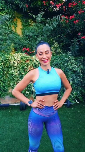 Yamna Lobos Instagram - Hola mi gente!! Este video lo tenía  guardado pero se lo dejo porque es un dato importante!!!!!
Evitar lesiones es clave para darlo todo en tu entrenamiento, y hoy te traigo un calentamiento con pasos simples pero igual power 💪. No es básico, ¡pero te va a encantar! 🚀 lee la descripción hasta el final.
Ahí se las dejo con mucho ❤️

1️⃣ Saltos estilo ranita 🐸: Desde el suelo, salta con fuerza llevando ambas piernas hacia arriba y estíralas en el aire. ¡Siente cómo activas TODO tu cuerpo! Core, piernas, y un extra de cardio en cada salto.

2️⃣ Esquiador lateral 🎿: Da saltos laterales, apoyando el peso en un pie a la vez, como si estuvieras esquiando. Este movimiento no solo activa piernas y glúteos, sino que mejora tu equilibrio. ¡Que fluya ese flow lateral!

3️⃣ Rodilla al pecho 🦵: Súper simple pero poderoso. Alterna llevando tus rodillas al pecho con energía. Estira, activa tus caderas, y siente cómo calienta tu core mientras encuentras tu ritmo.

💡 ¡Importante! Ajusta la intensidad según tu nivel y dale con ganas, que un buen calentamiento es el mejor seguro para evitar lesiones.
.
.
.
#calentamiento #entrenamiento #entrenamientoencasa #vidasaludableyactiva🍓🍏