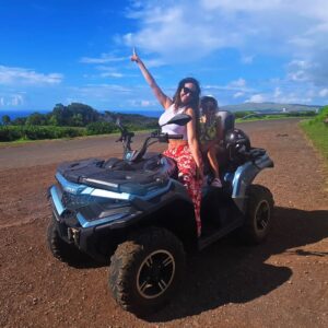 Yamna Lobos Instagram - Un paseito en 👨‍👩‍👧 por el volcan Rano Kau, Tahai y un poquito de la noche inaugural de la Tapati.. saludos!!! 🗿🌴❤️
.
.
 
#vacaciones #rapanui